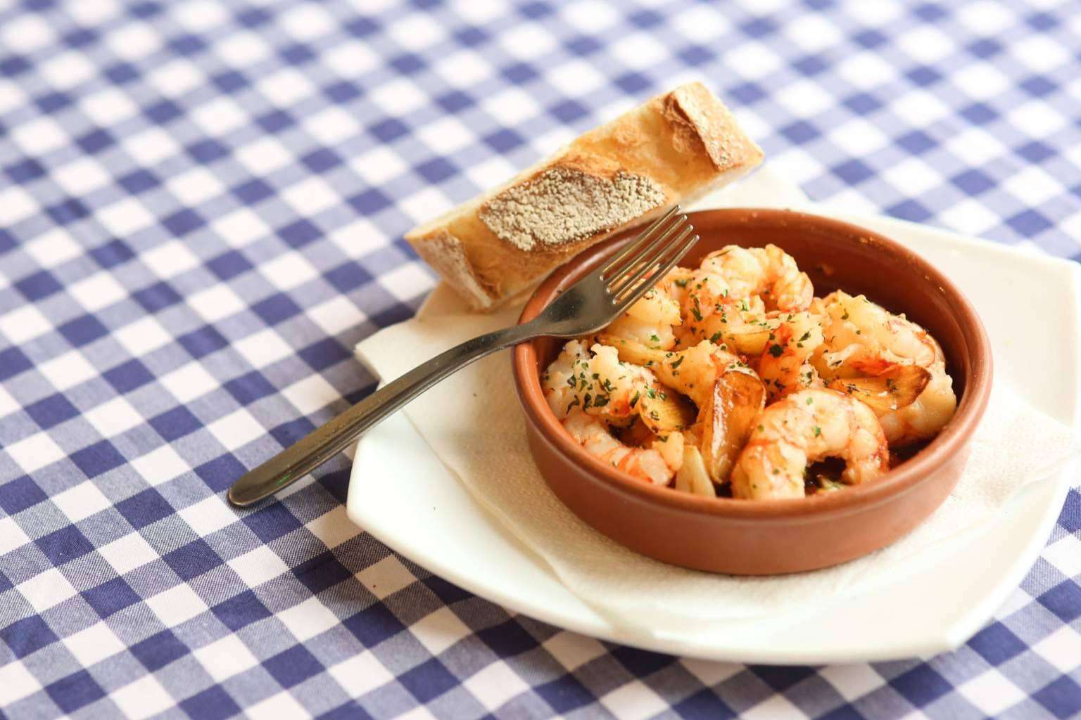 Restaurante en Barcelona rescata la esencia marinera con su paella, Pasa Tapas, en La Barceloneta