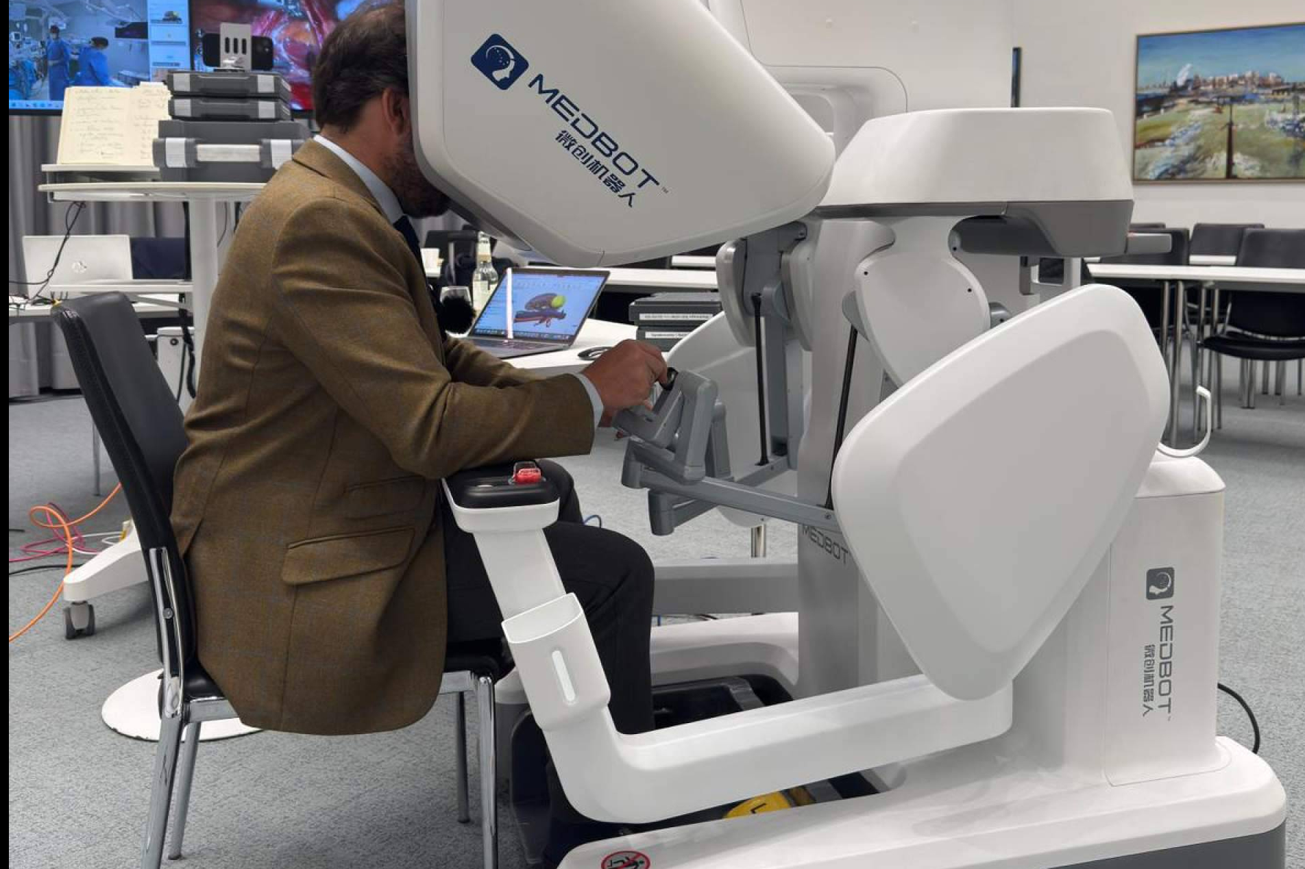 ROC Clinic y HM Hospitales realizan la primera telecirugía renal robótica entre Alemania y España