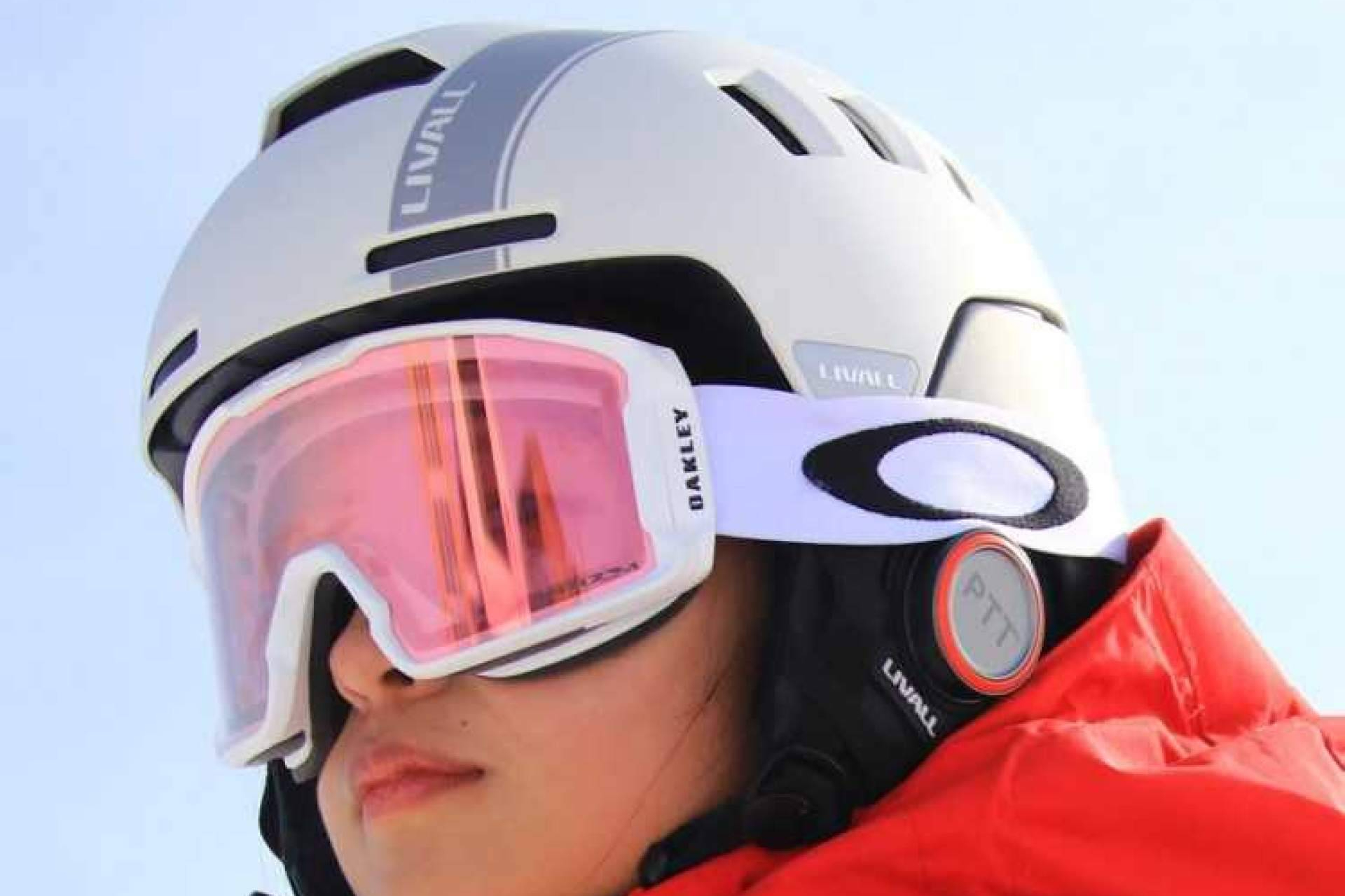 El casco que puede salvar la vida en la nieve; descubrir cómo esquiar seguro y conectado