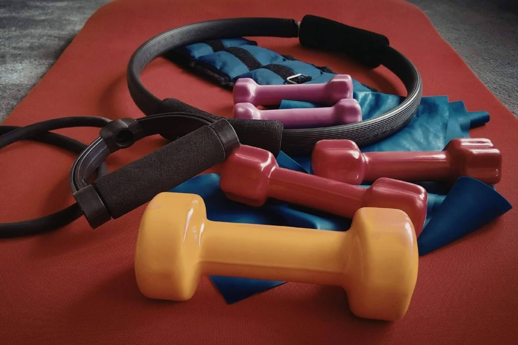 Doblefit impulsa el auge del entrenamiento en casa con materiales de gimnasio de nivel profesional