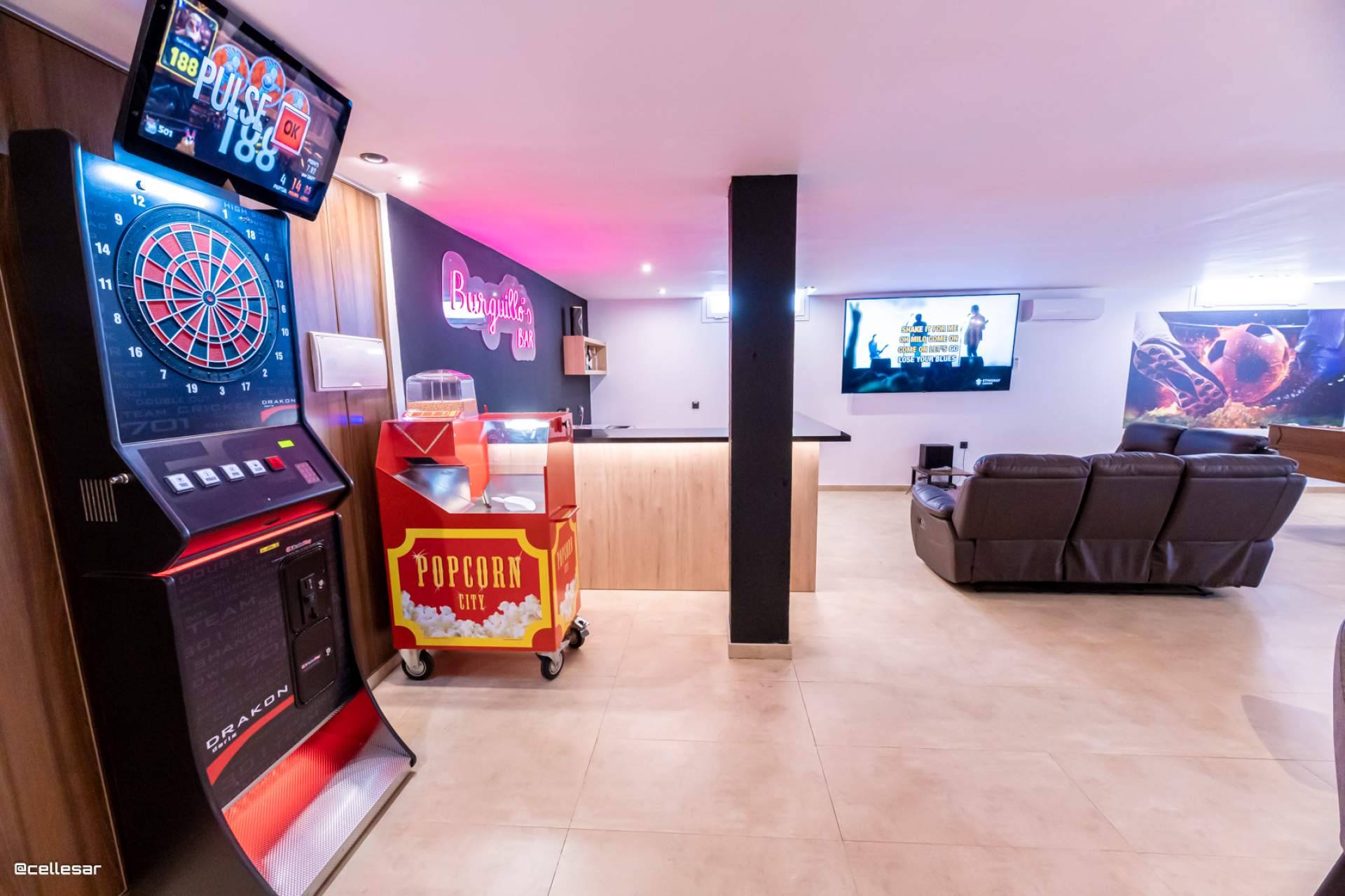 Villa en alquiler en Sevilla con 8 dormitorios, cine privado y piscina de 25 metros