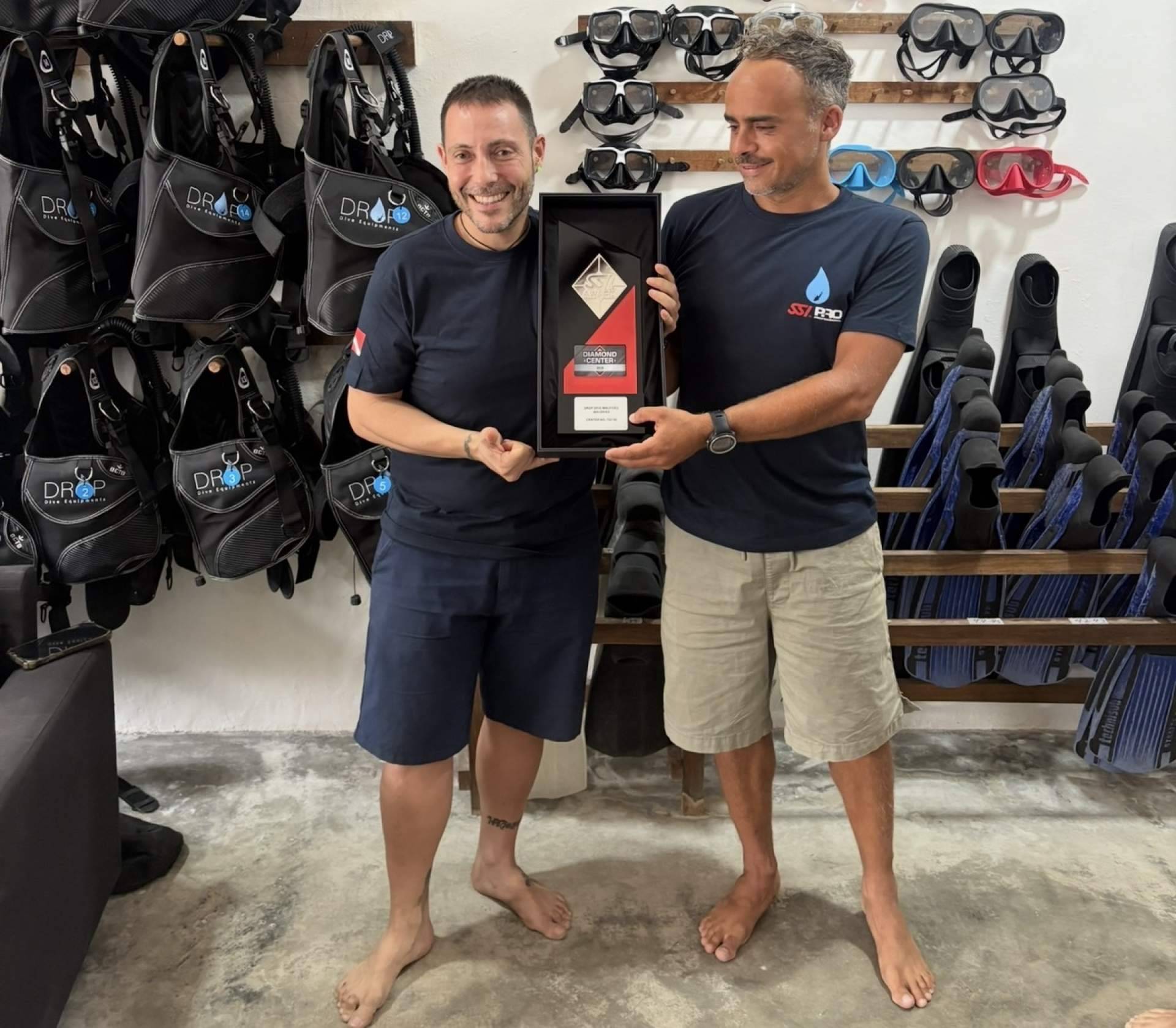 Drop dive Maldives supera a todos los resorts y se posiciona como el cetro de buceo número 1 de Maldivas