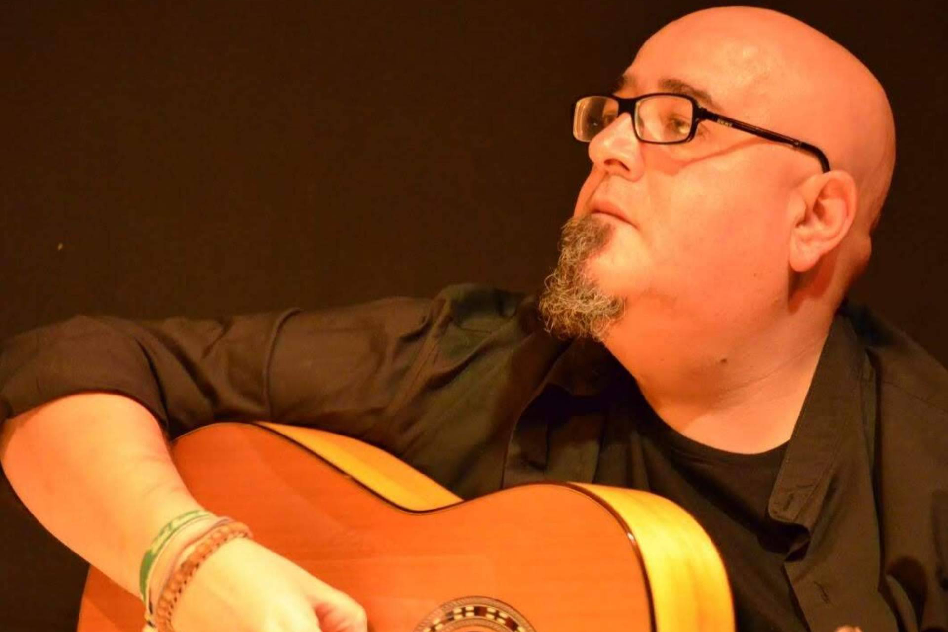 Aprendeguitarra.es cumple cinco años; entrevista a su creador sobre aprendizaje y comunidad