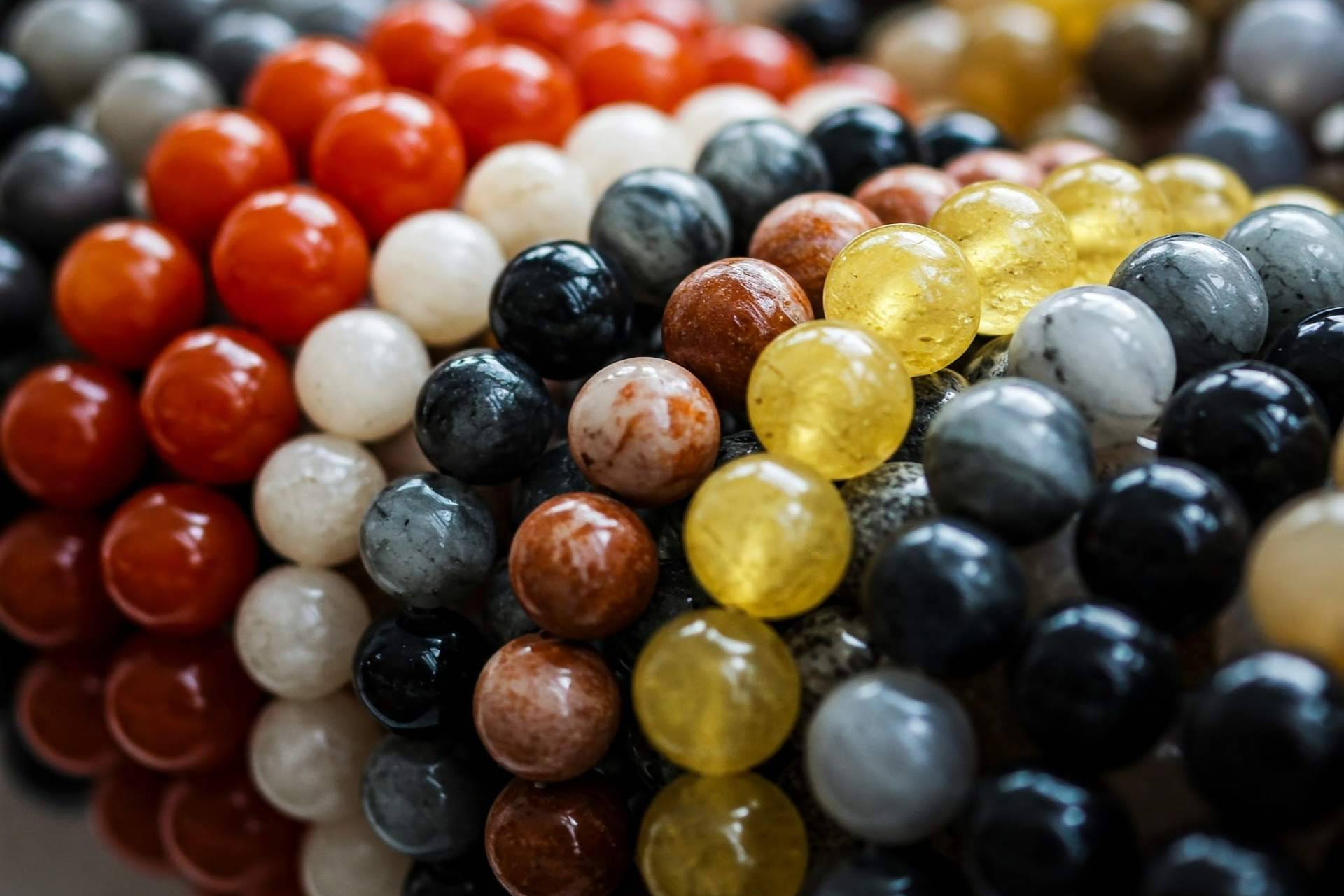 Cómo identificar una pulsera de piedra natural auténtica; claves desde un mayorista especializado