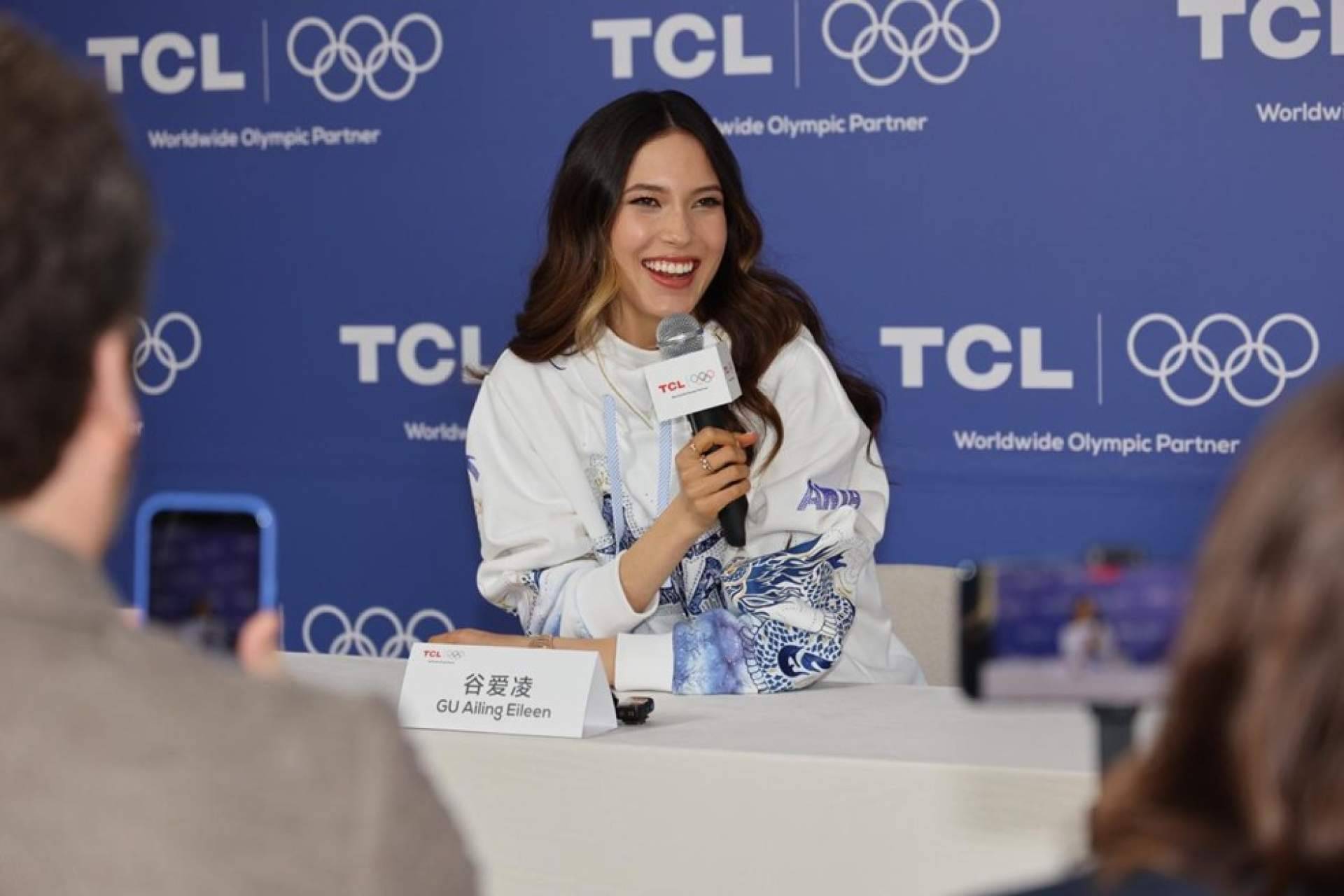 TCL felicita a su embajadora global de marca, Eileen Gu, por su histórica actuación en Milano Cortina 2026