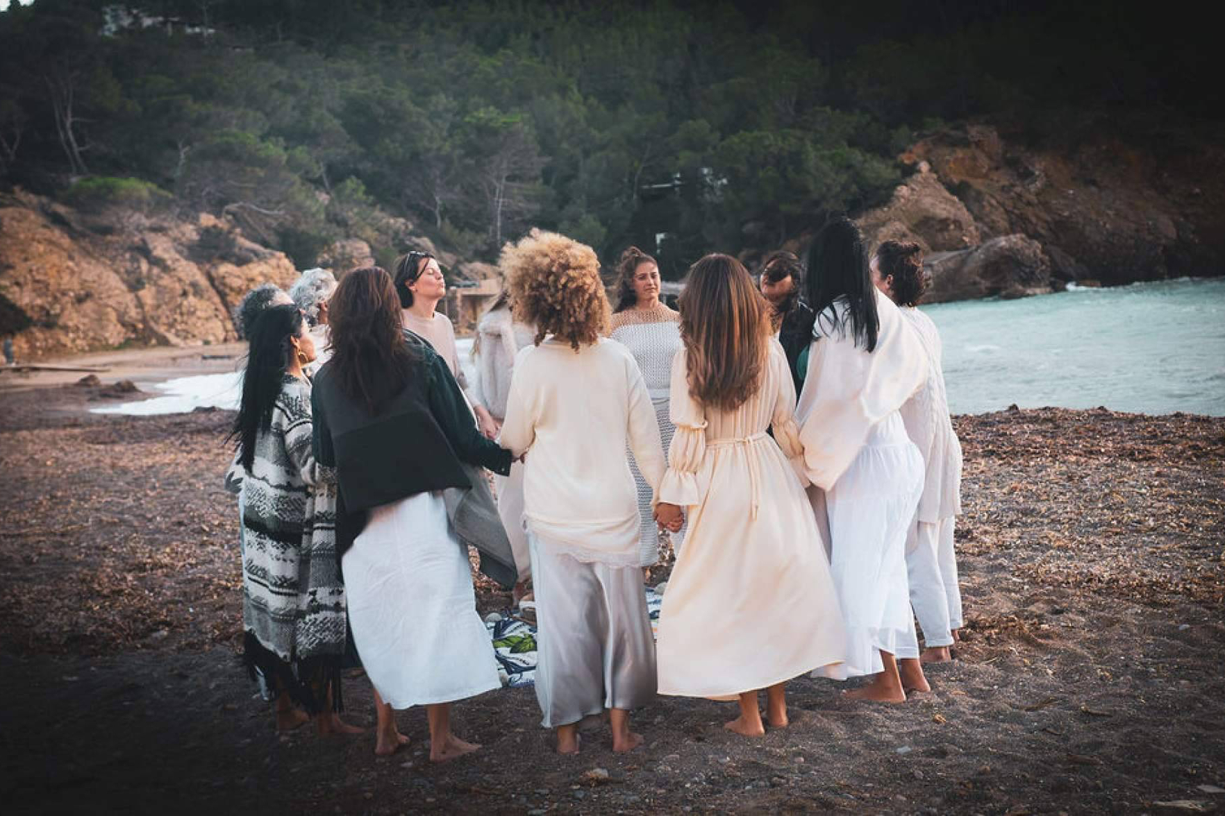 Retiro Mujer Raíz en Ibiza; Bienestar y transformación femenina guiados por Tania Kundalini