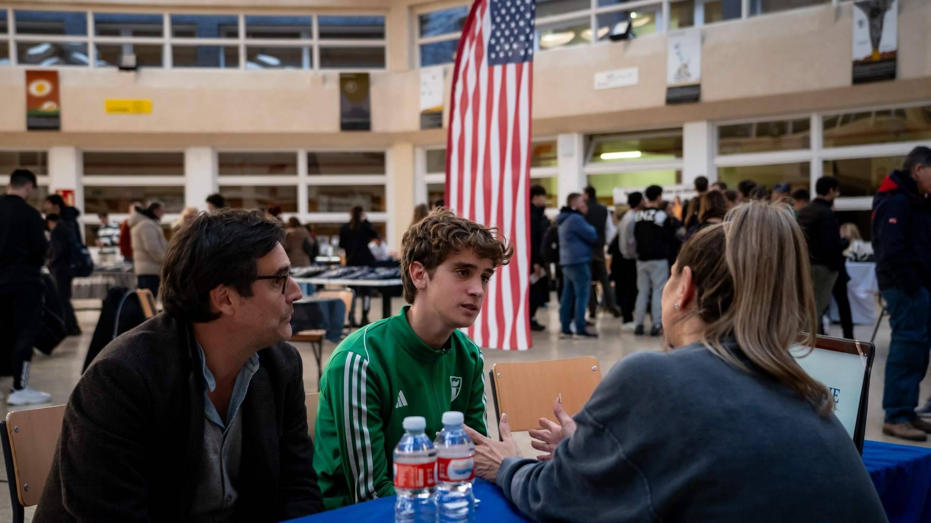 Cada mayo pasa lo mismo; miles de estudiantes descubren que aún pueden estudiar un año en EE. UU. con beca