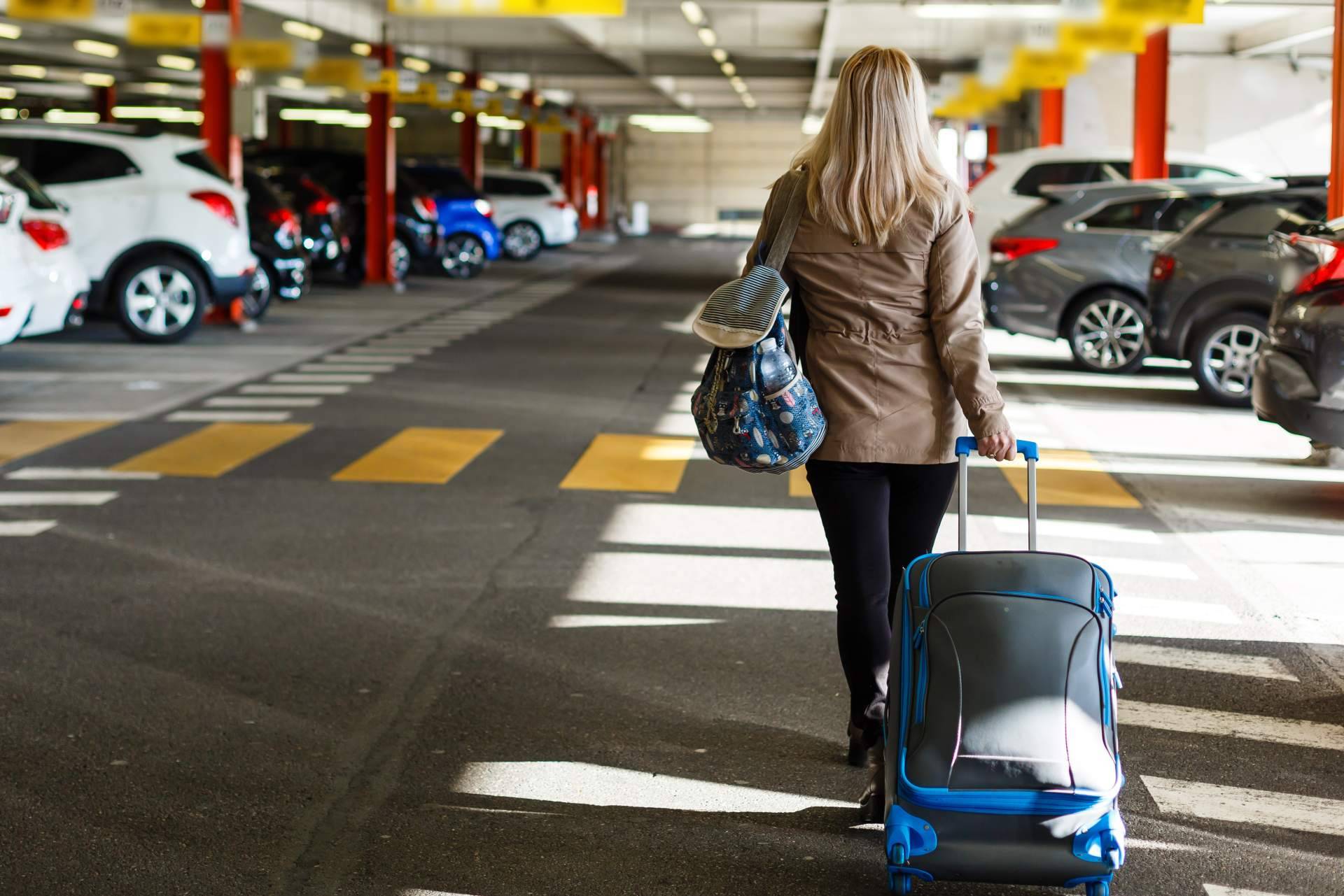 Aparcalo ofrece parking económico y servicios de traslado para viajeros en el aeropuerto de Alicante