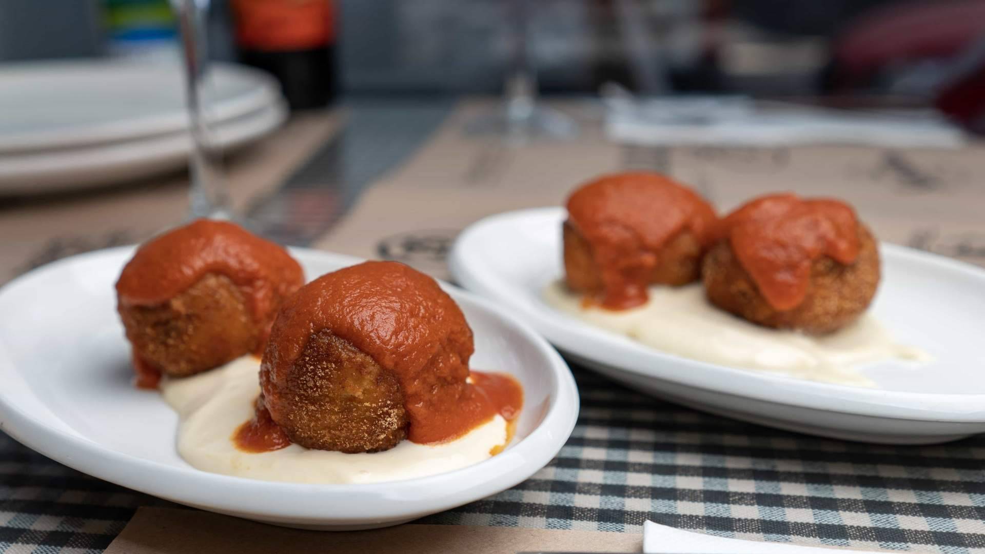 Pasa Tapas mantiene encendida la esencia de la cocina de mercado en la madrugada de Barcelona
