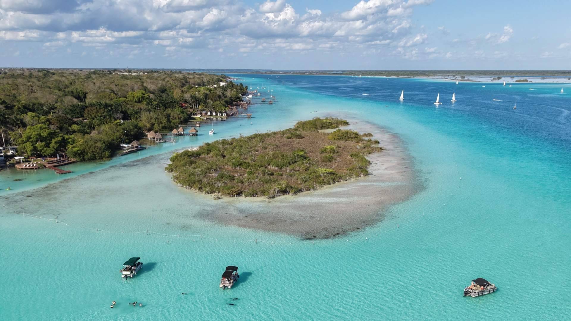 La búsqueda de un hotel en Bacalar crece entre quienes priorizan la desconexión y el bienestar