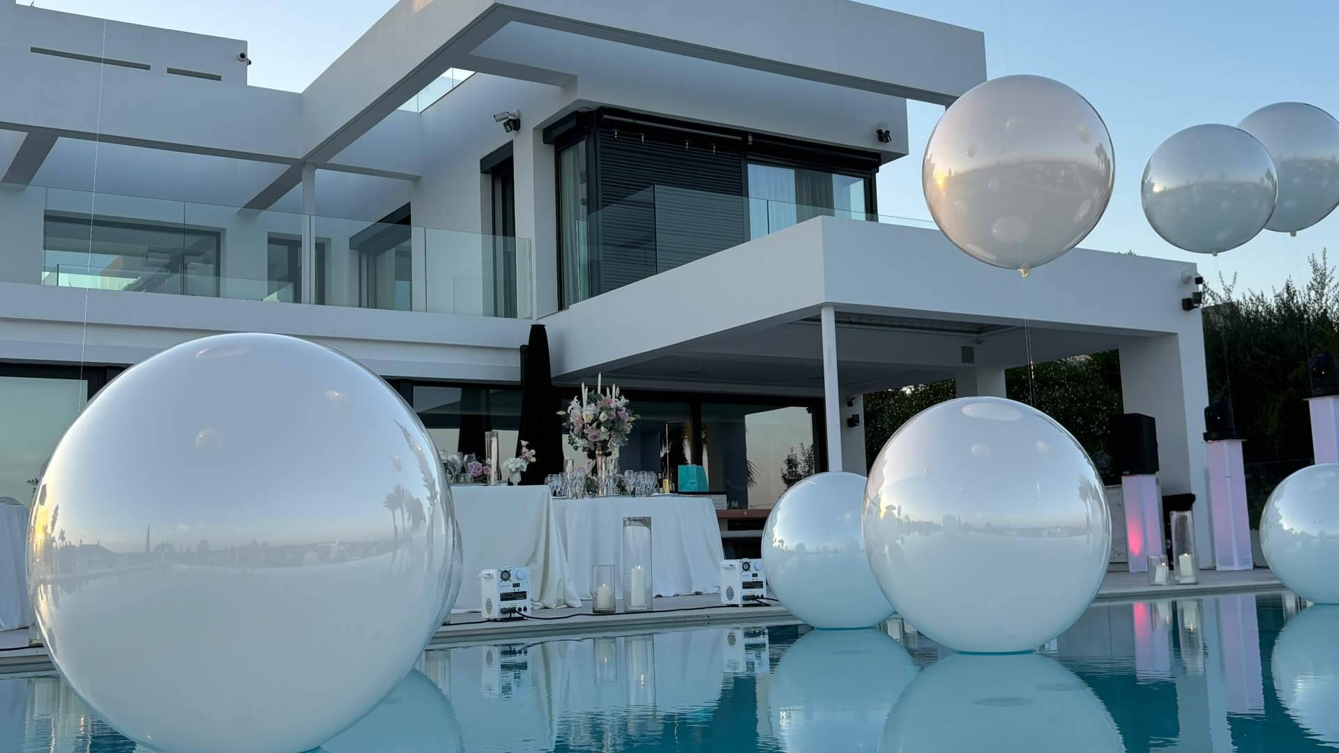 Una empresa malagueña convierte los globos en experiencias de lujo para marcas y eventos exclusivos
