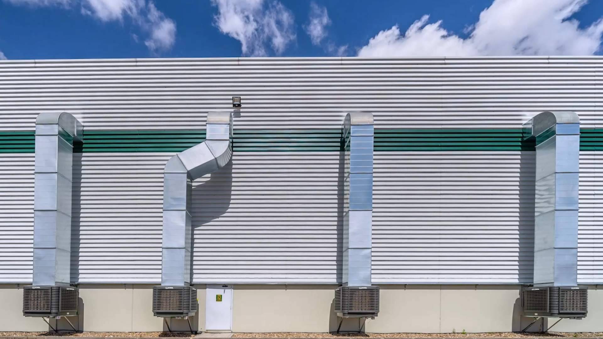 La climatización evaporativa industrial ecológica de HI!COOL optimiza una nave logística farmacéutica de 9.000 m²