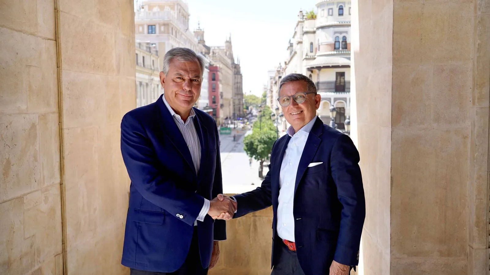 Autocares Casal presenta al alcalde el calendario conmemorativo de su centenario para 2027