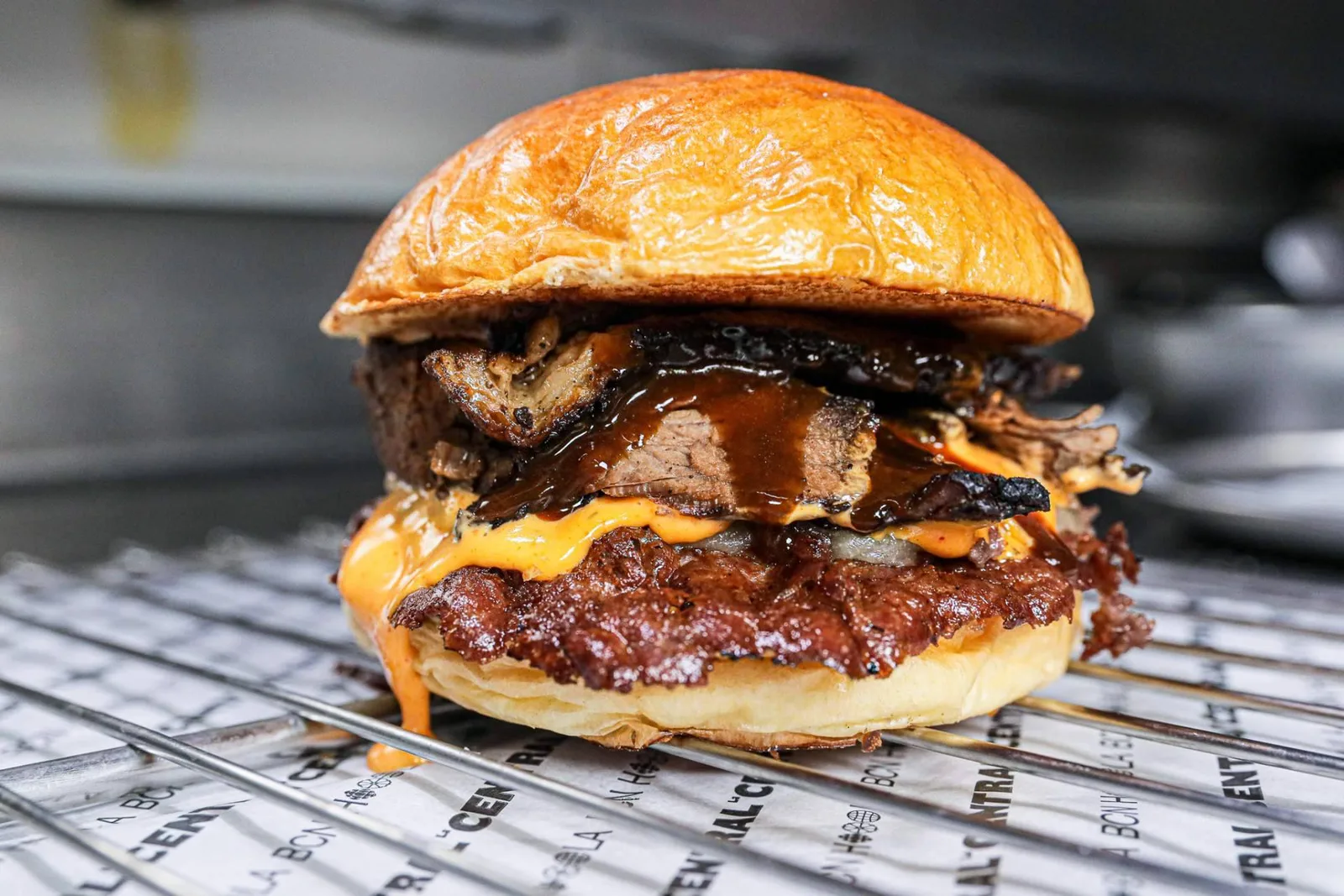 La Central estrena burger de verano con brisket ahumado durante horas, queso Mahón DOP y smash de vaca