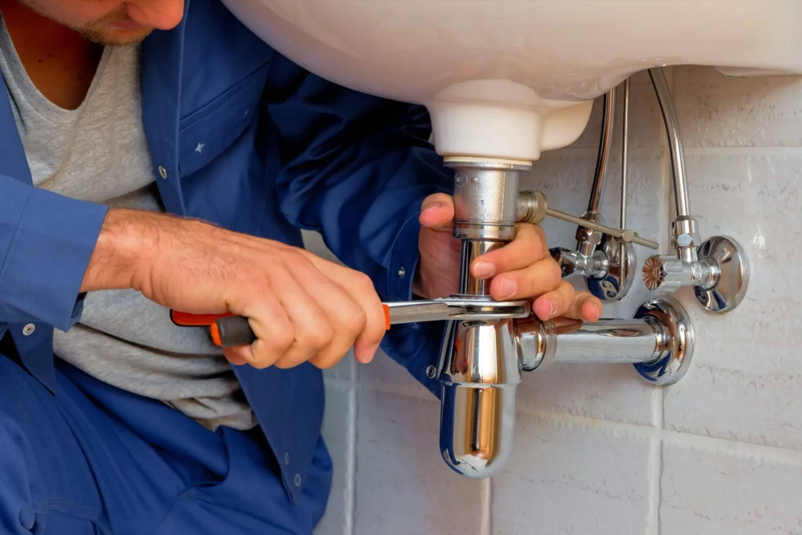 Soluciones González desarrolla servicios de fontaneros y electricistas en Benalmádena y Torremolinos