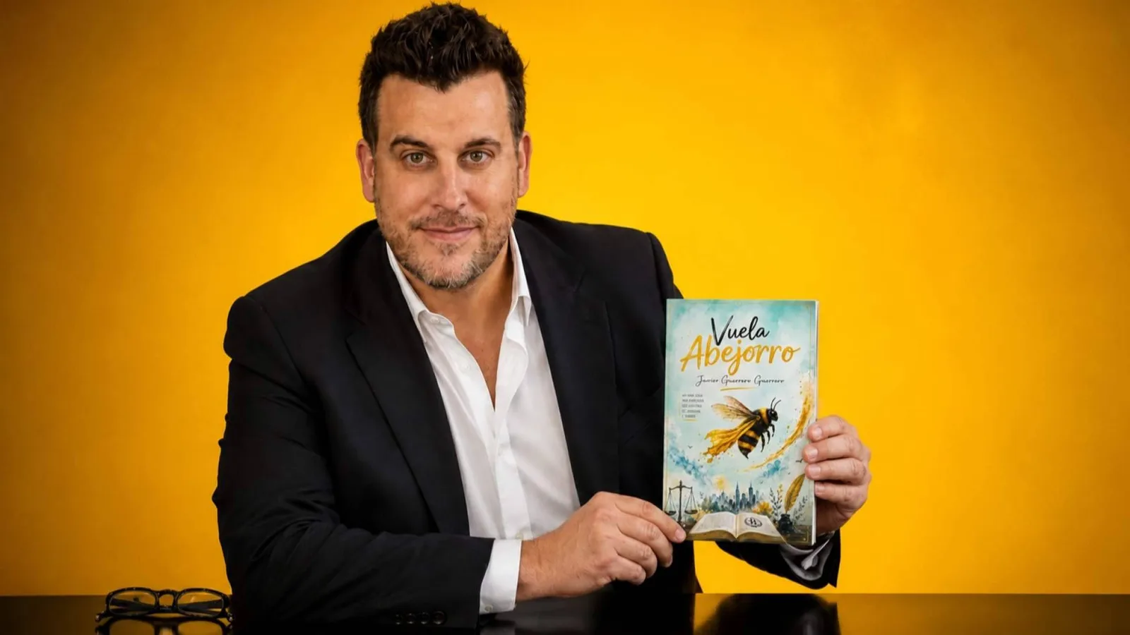 Javier Guerrero y la épica de su obra 'Vuela Abejorro'
