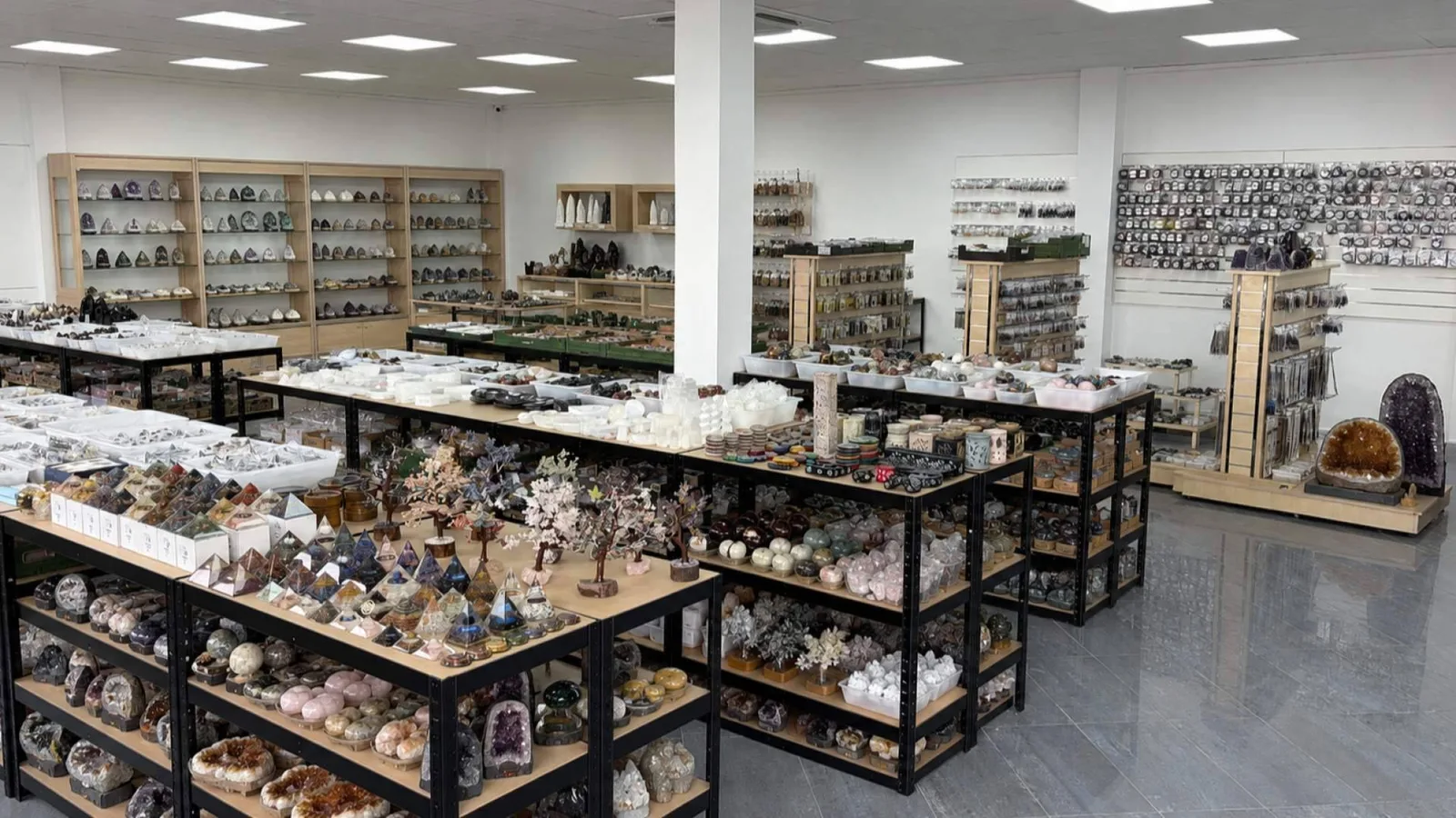 Cómo UniArt satisface la demanda creciente de piedras naturales y joyería de plata en el sector minorista