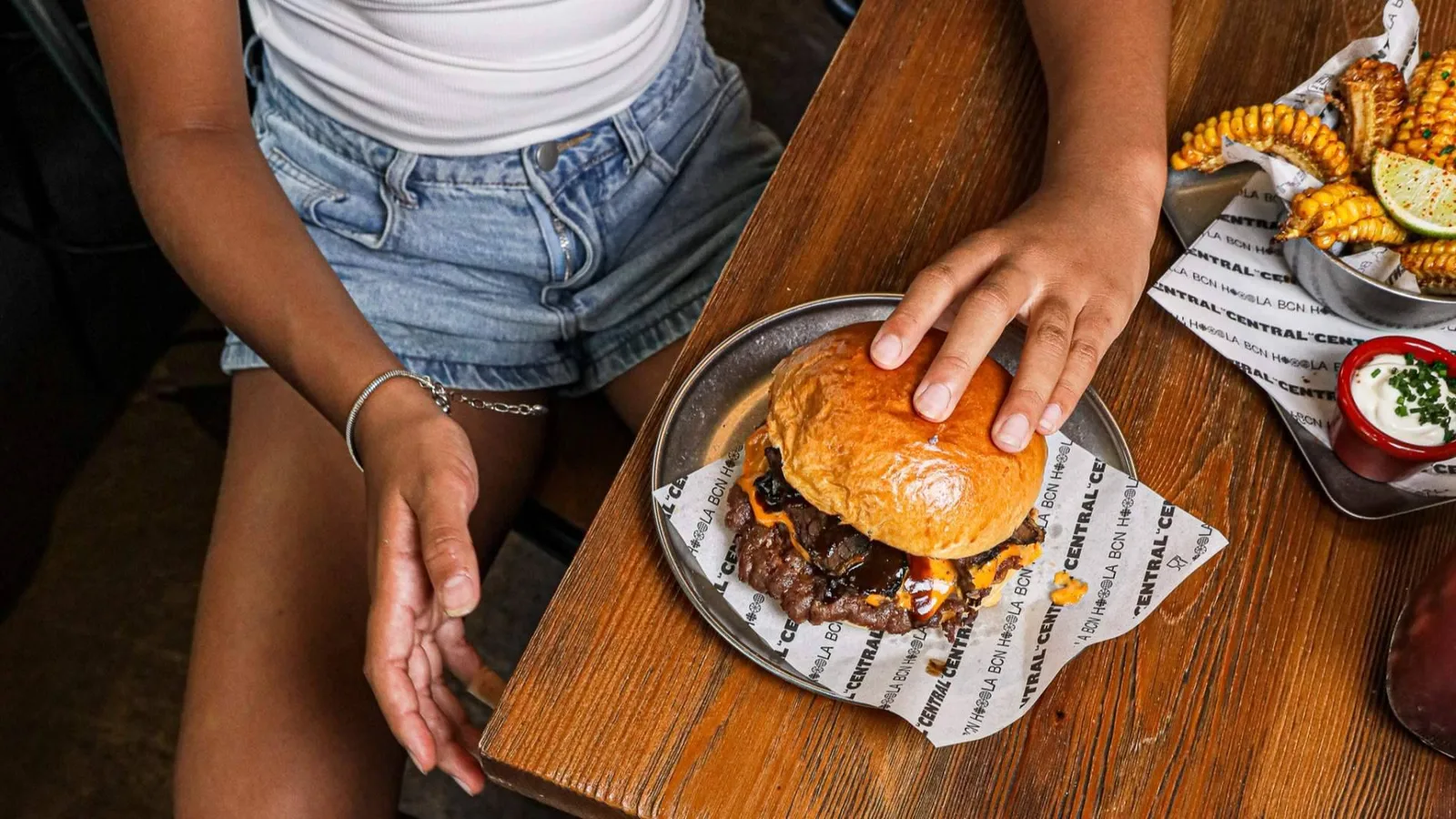 La hamburguesería de Vía Laietana que hace sus burgers desde cero, incluso cuando toca ahumar la carne