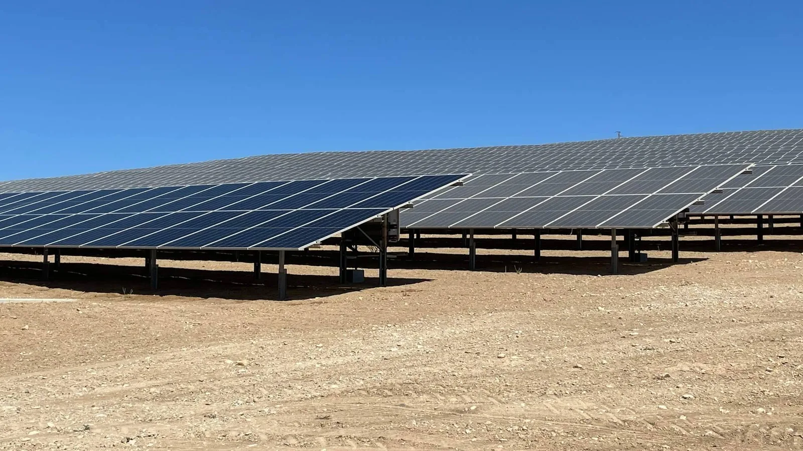La limpieza de módulos solares a gran escala de BayWa r.e. maximiza el rendimiento de los parques fotovoltaicos